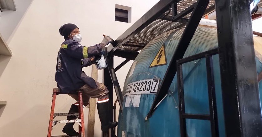 Fresh coats of paint, serviced vehicles and a few touch-ups, give the Distillery a ‘brand new’ feel as we anticipate the start of 
harvesting and milling next week.