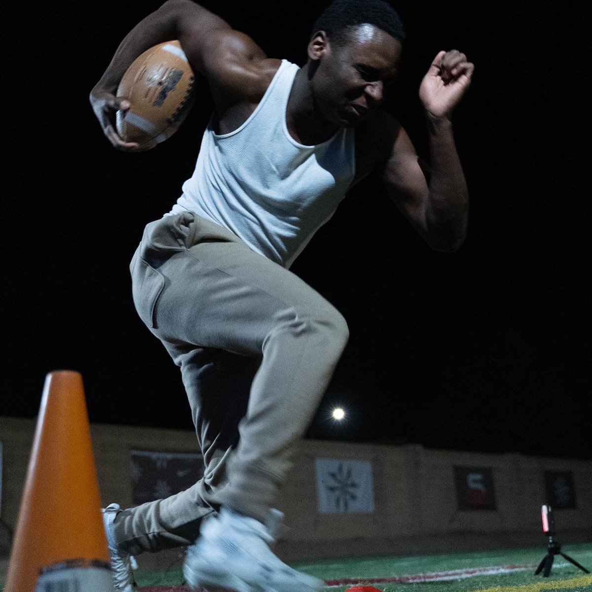 lmzworld_'s tweet photo. U can’t just pop out and say you’re the hero, U gotta put on a cape first and work for that sh🤬…Keep building … @BrysonDedmon @AndrewP_05 @JayGriff__ https://t.co/bMCcyHpQ2G