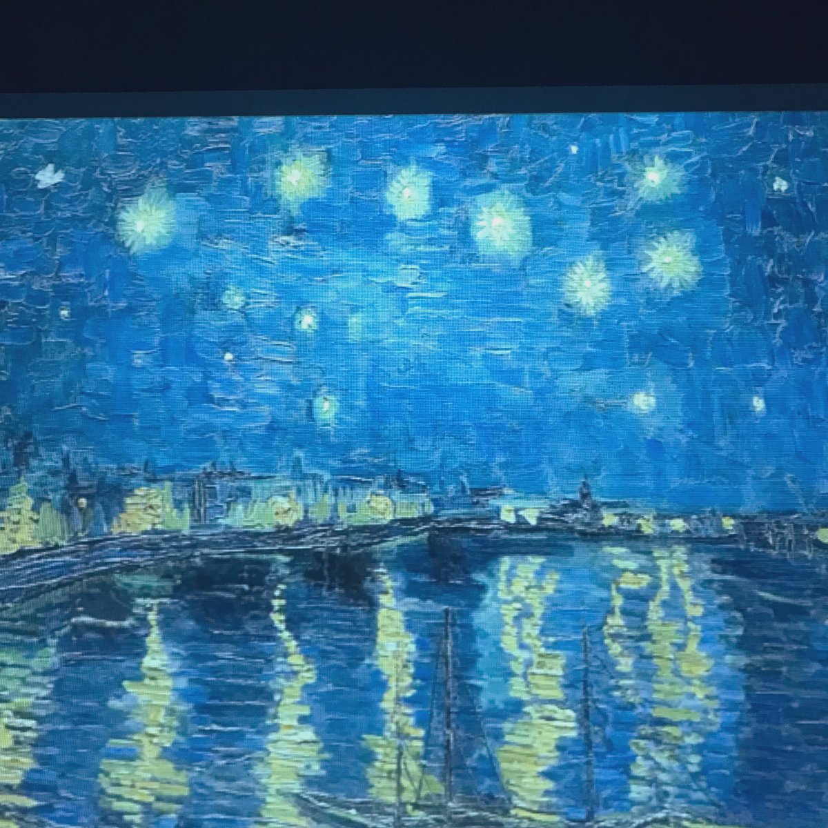 JaidiLlanes's tweet photo. Nada como apreciar el arte de Van Gogh #LaNoche #Estrellada https://t.co/N1ALEZe3Zo