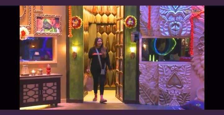 Ssssssssssshhu's tweet photo. #Priyanka fam it's last day of voting. Just an reminder please vote for #Priyanka in hotstar 🔥❤️ 
#BB5QueenPriyanka #BiggBossTamil #BiggBosstamil5 #BiggBossTamil https://t.co/UqOKjByk6A