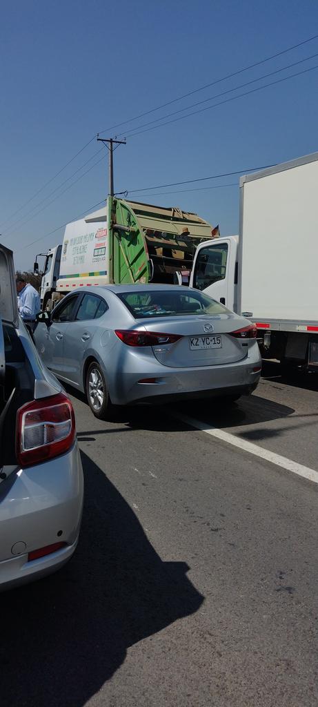 lacote_'s tweet photo. Es el colmo q no existan opciones d retorno, x accidentes graves en ruta Las Palmas, siendo q todos los días hay accidente. @autopista68
Y para rematar la estupidez chilena de wns que tapan la vía, atrás de camiones de emergencia. @sitiodelsuceso @AlertaNoticiasV #RutaLasPalmas https://t.co/lZx4HA3GXq