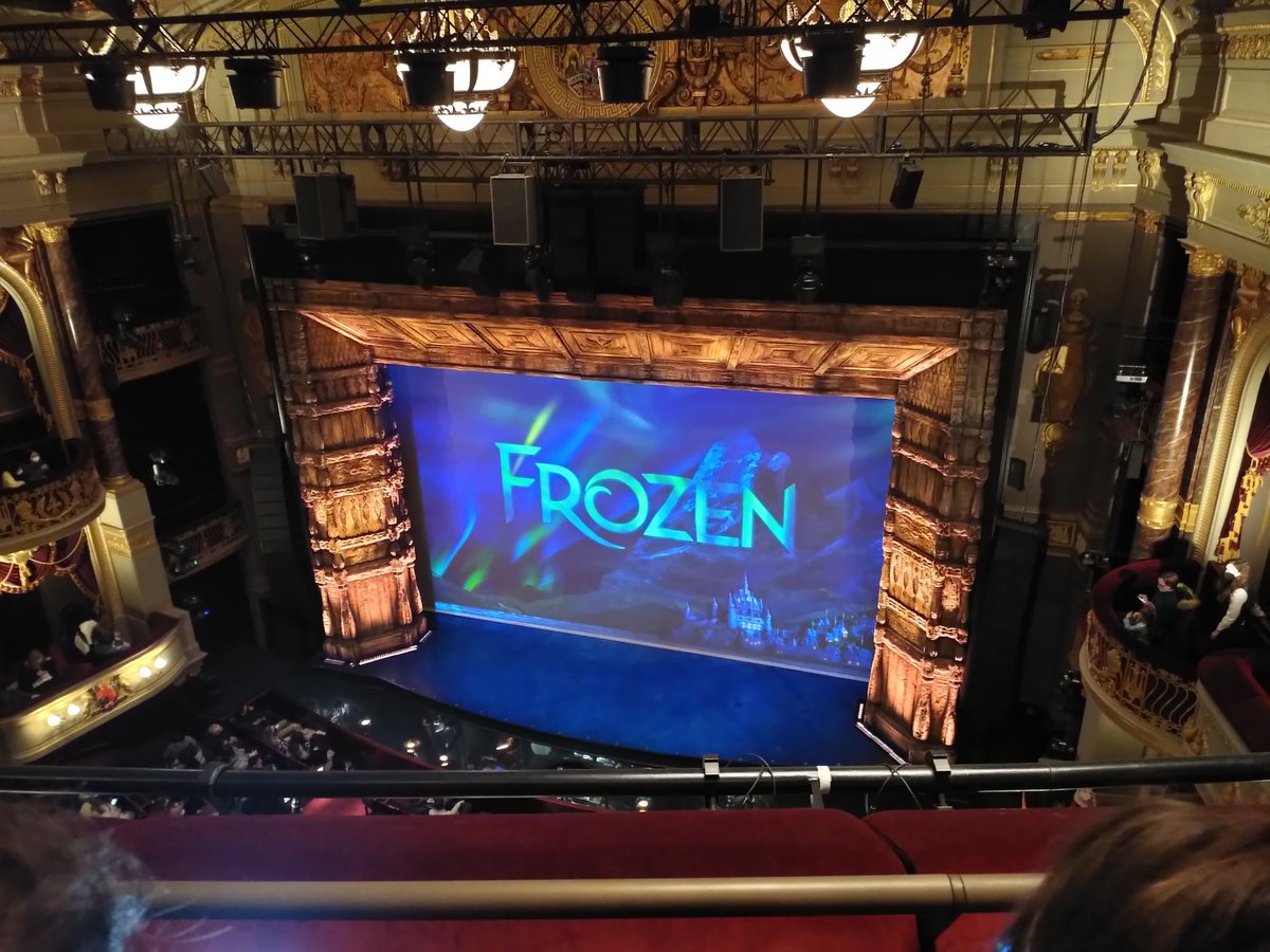 amoclin's tweet image. Don't know if I'll be watching the performance or the cute kids in the audience more