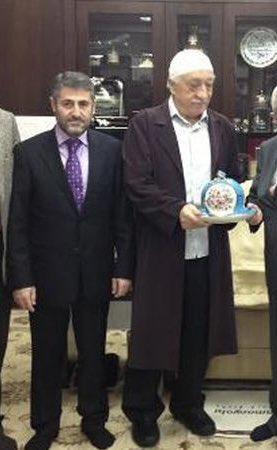 SaitCelik61's tweet photo. Fetönun yanındakini tanıyor musunuz? https://t.co/KRh2z53lwh