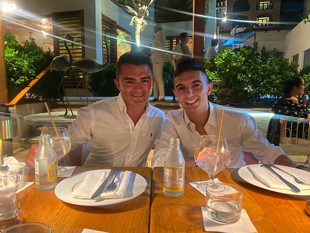 I’m in good books with tonight’s winning owner <a href="/lemosdesouza1/">LDS RACING</a> 😉 we have also managed to find our old apprentice <a href="/Gabrielemalune/">Gabriele Malune</a> for a catch up 🍾🍾