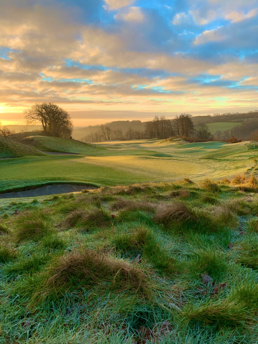 riggerweeks's tweet photo. Greenkeeping perks. My view this morning working at @StMellion @BiggaSouthwest @BIGGALtd #greenkeeping #greenkeepers #sunset #femalegreenkeeper https://t.co/FWMDLIQke7