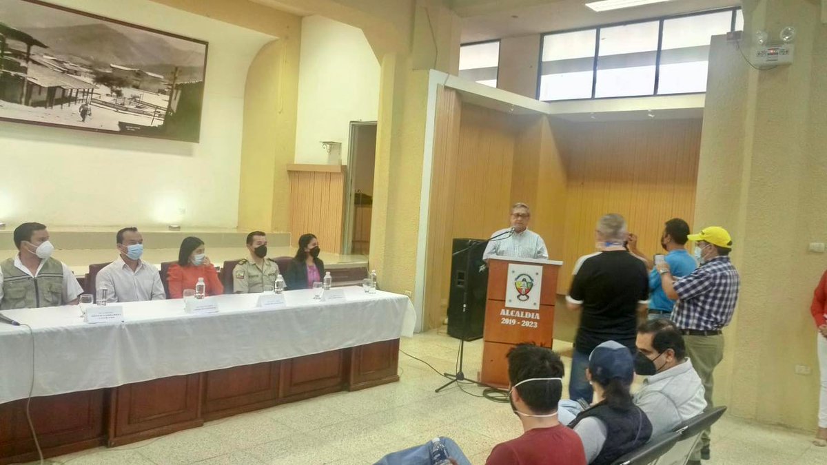desarrollourbep's tweet photo. Gerente General #CasaParaTodos, Andrés Pino, recibió en Sesión solemne por parte del Alcalde de #Macará, Alfredo Suquilanda, agradecimiento por aporte brindado del #GobiernoDelEncuentro y labor del Ministro @dariovherrera, en Proyecto para familias vulnerables
#JuntosLoLogramos🇪🇨 https://t.co/4klFYLjwqc
