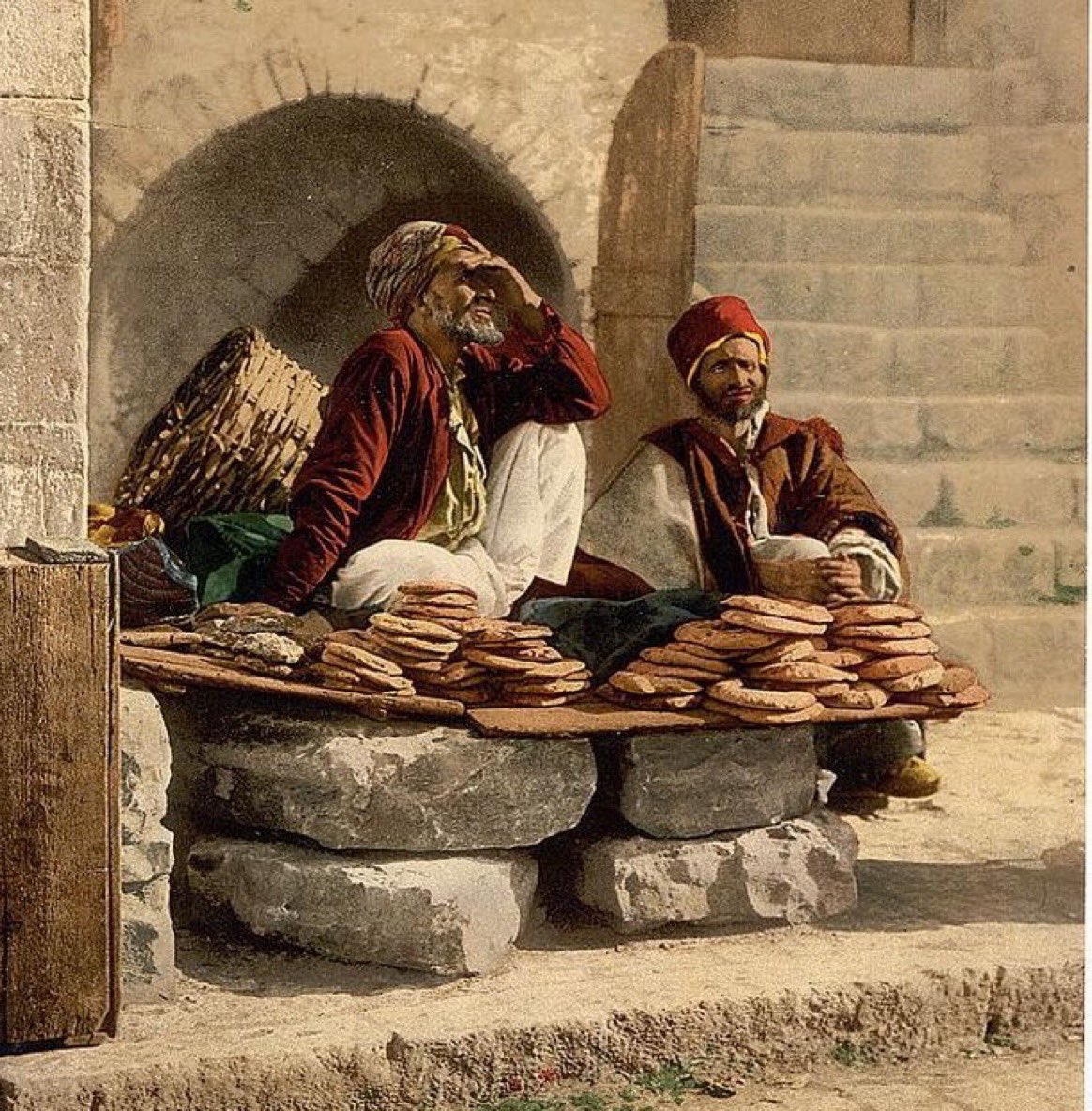 من أجمل بيوت الشعر عند العرب :

إذَا امتَلأت كَفُ اللَّئيَمِ مِـنَ الغِنَى
تمَايلَ إعجَاباً وقَال أنا أنا

ولكن كَرِيمُ الأصلِ كَالغصن كُلَّمَـا
تحمل أثْمَاراً تواضع َوانْحَنى