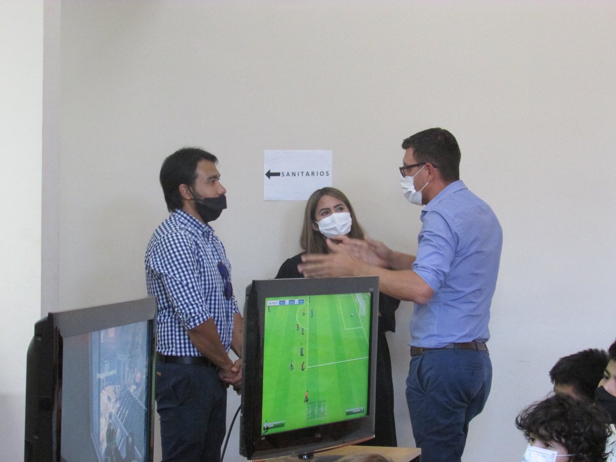 EmprenderFR's tweet photo. #Hoy en el #PuntoDigital Posadas; @DecutRojas y @aguilarclaudiok
" La vinculación de los jóvenes con las tecnologías es importante; y si ello es aprender herramientas informaticas mediante el  juego y el entretenimiento, mejor aún."
Por la inclusion digital
#PorMisiones https://t.co/WRcNpLkwFL