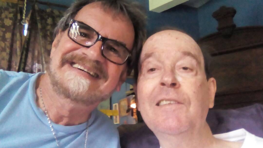 Mi querido amigo Diego, alma libre,
Qué de cosas no hicimos 
Qué de cosas no transgredimos 
Qué de cosas no soñamos...
Pero sobretodo 
Cuantas cosas si gozamos.
Te quiero Diego.
Tu recuerdo es parte de mi vida,
En tu recuerdo está parte de mi amor