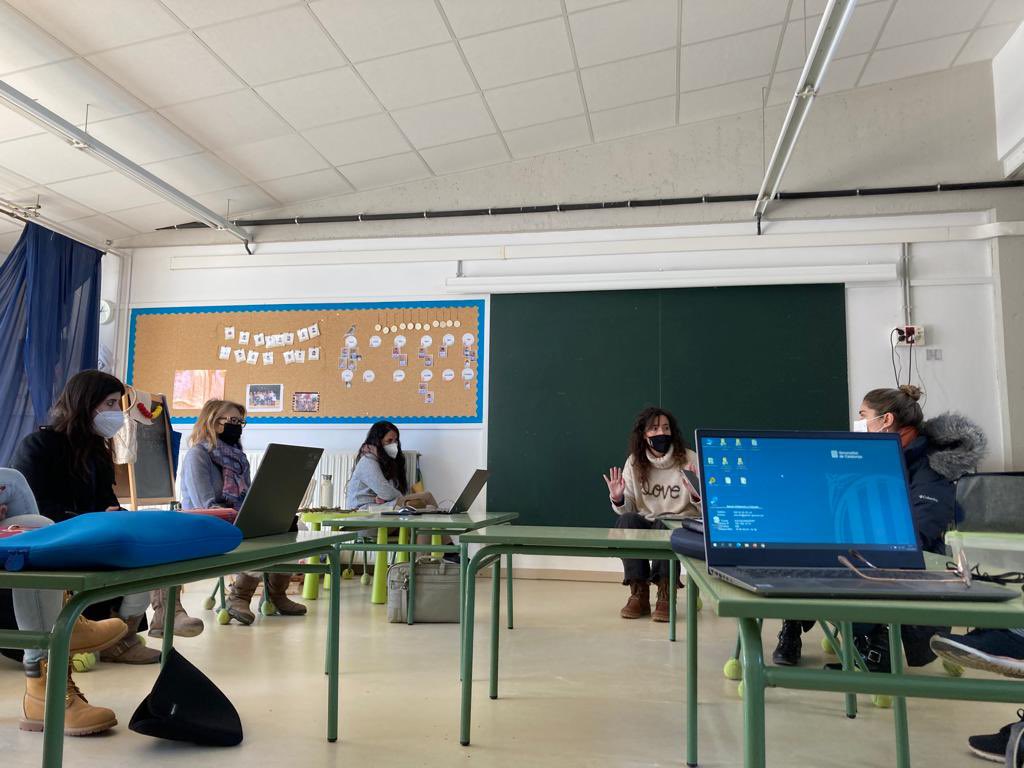 e_montbui's tweet photo. Avui sessió de formació de matemàtiques a la Comunitat de Petits amb la nostra referent de Mates @nesa2k1. Analitzem la nostra pràctica en base a la metodologia a+a+ i seguim enriquint-la conjuntament. @amesamescat https://t.co/1gngOEl9To