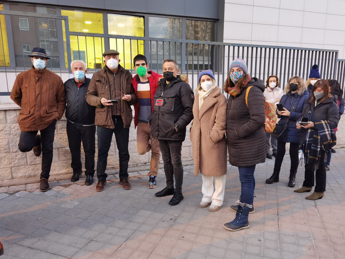 psoelatina's tweet photo. Hoy nuestro Concejal y Sec General @pebarrero junto a militantes #PSOE participando una vez más en la concentración #CsMaqueda #BarrioAluche de la Coordinadora Asociaciones de Vecinos #COVELA contra el cierre Centros de Salud y los SUAP.
#DistritoLatina
#SanidadPublicaydeCalidad https://t.co/00a5SxQLAE