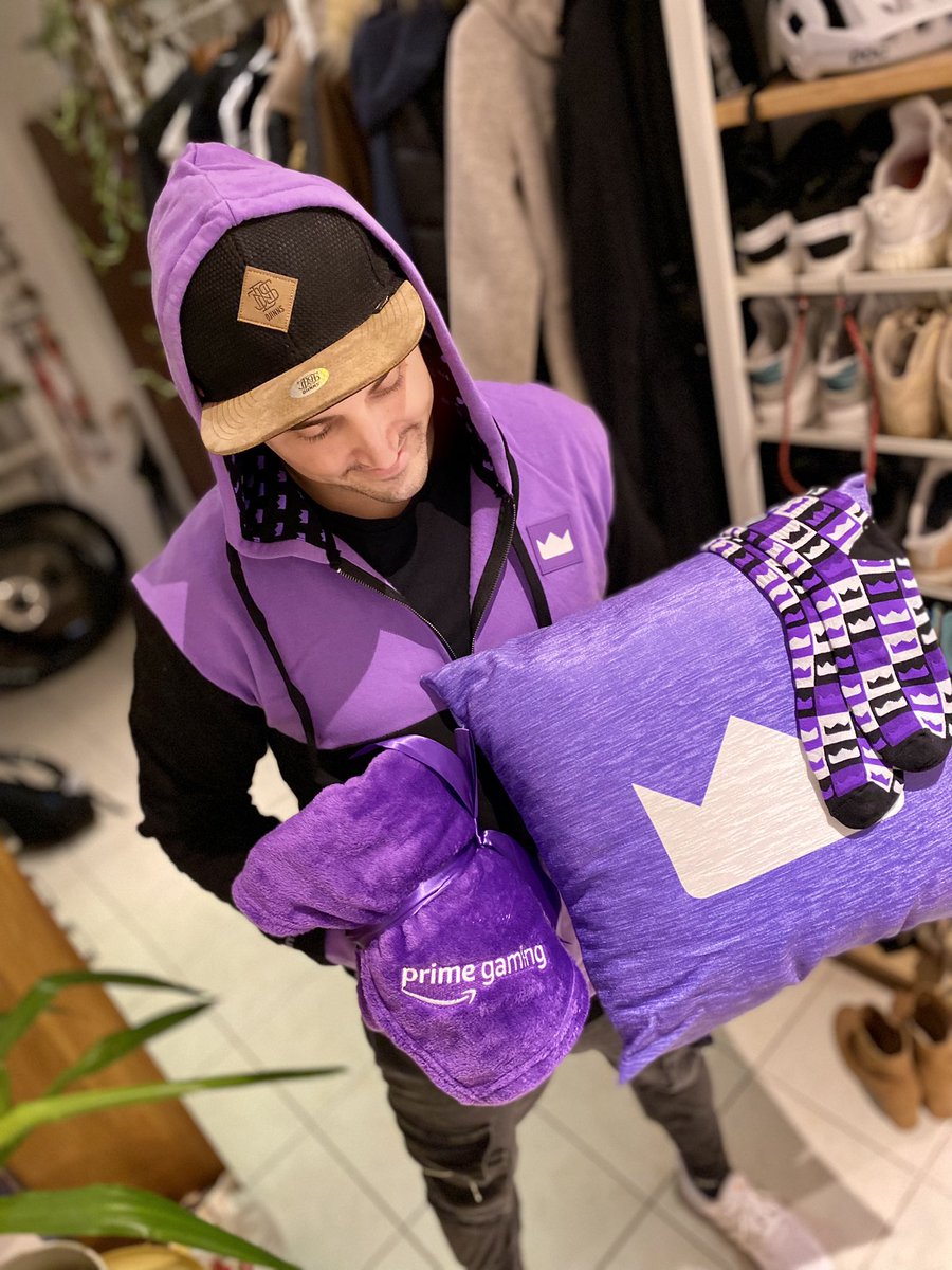 IFrAgMenTIx's tweet photo. Big big thank you to @PrimeGaming for their Swag packπ
I love this stuff ππ
Perfectly in time for tonightβs Insider Gaming show ππ»
#PrimeGiving https://t.co/E1qsQHsiRF