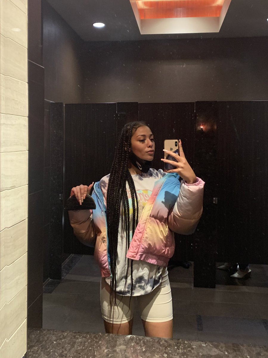 Deztanie_'s tweet photo. 4 lemon drops later and I’m in the bathroom having a photo shoot😩🍋 https://t.co/FYebX2aIo8