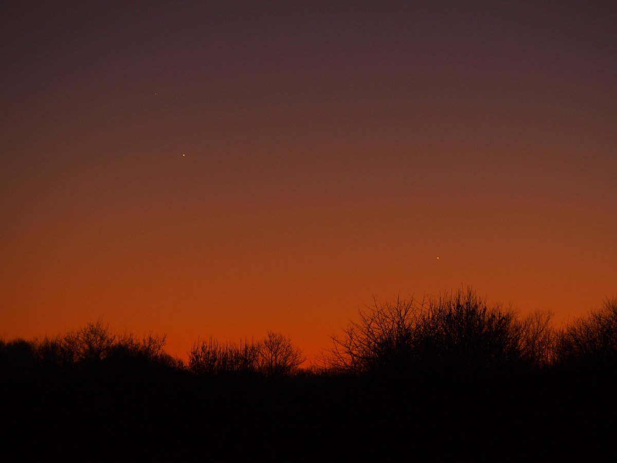 jochta's tweet image. Saturn and Mercury (lower right) in a fabulous clear sky this evening. #astronomy #Saturn #Mercury