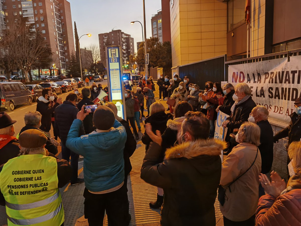 psoelatina's tweet photo. Hoy nuestro Concejal y Sec General @pebarrero junto a militantes #PSOE participando una vez más en la concentración #CsMaqueda #BarrioAluche de la Coordinadora Asociaciones de Vecinos #COVELA contra el cierre Centros de Salud y los SUAP.
#DistritoLatina
#SanidadPublicaydeCalidad https://t.co/00a5SxQLAE
