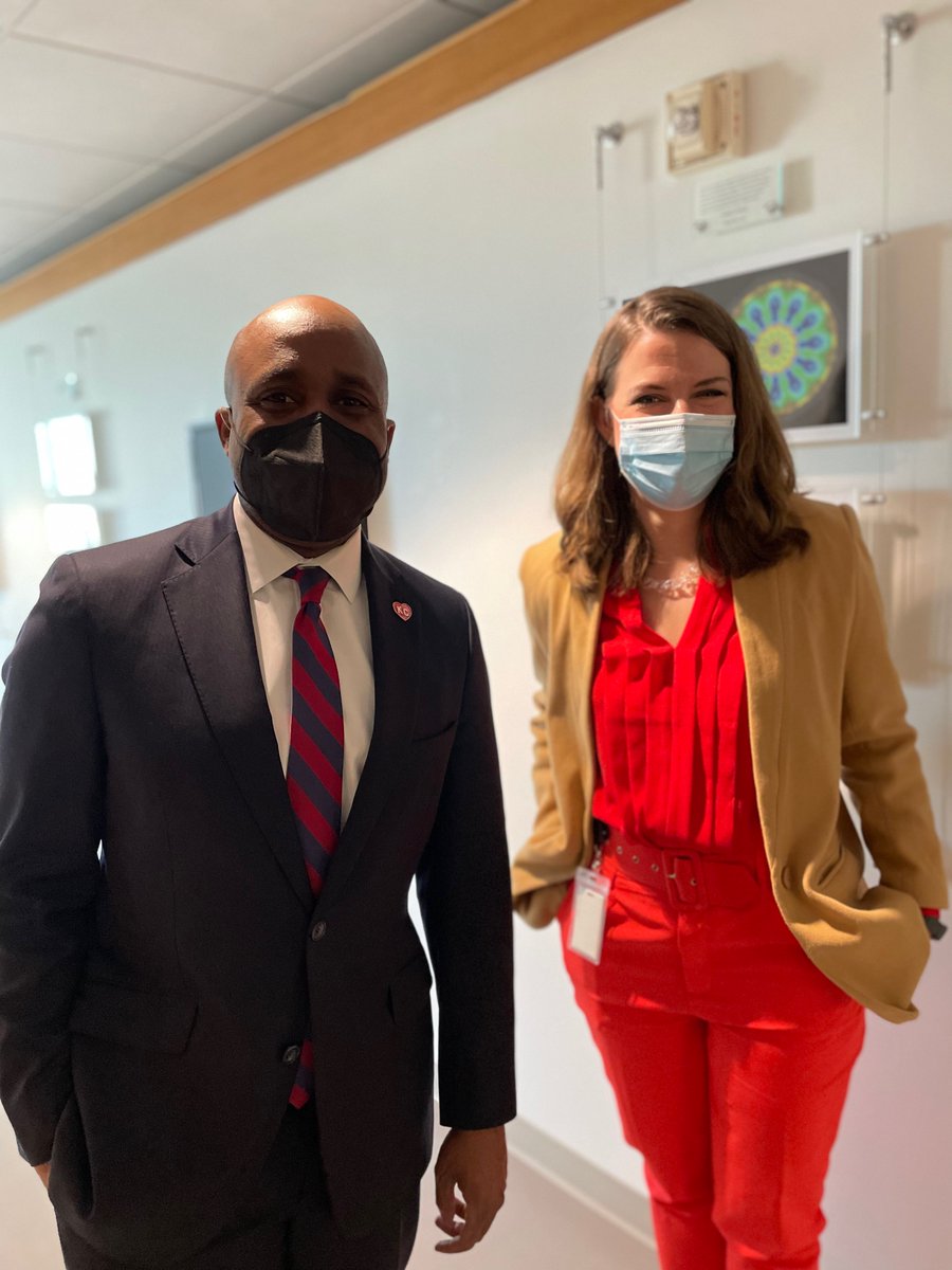 phd_sarah's tweet photo. It was an honor to show KC's Mayor Quinton Lucas around the microscopy center at @ScienceStowers . His comment: "Everyone here is so good at talking to lay people. You'd make great expert witnesses in court!" That's high praise :) https://t.co/uN1wEGON5k