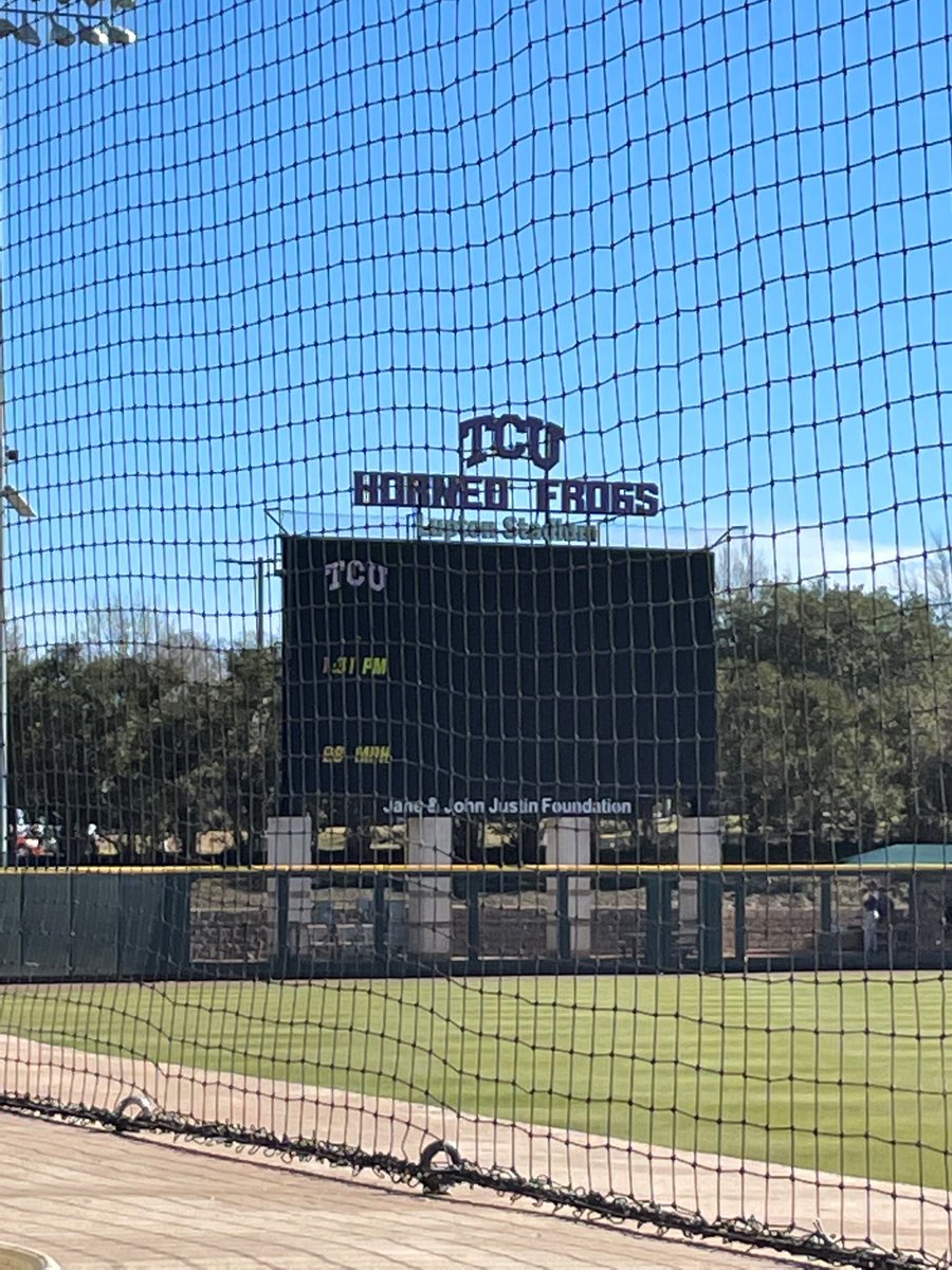 YHSIndiansbase1's tweet photo. Great clinic given by @TCU_Baseball #lotsofknowledge https://t.co/IAQE1AmEMD