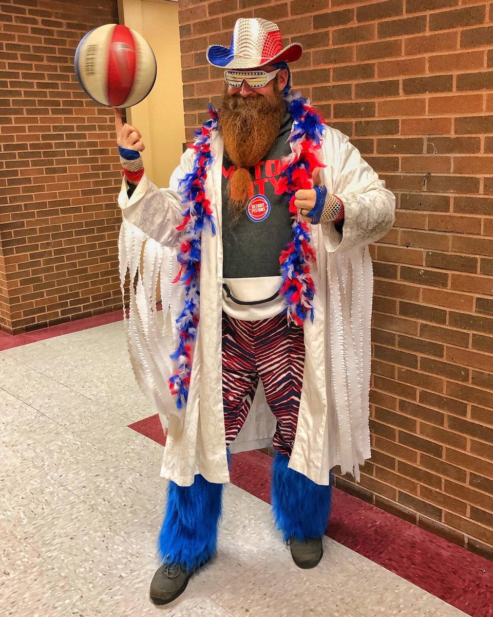 PresidentBeard's tweet photo. It’s Day 4 of “Loyalty Week” at #HartnellUniversity, so say it with me: “Deee-troit Basketball!!!”
#135HartnellLive #RollTheSleeves #HartnellHistory #WCSWhereUBelong #ALLN #SpartansEDU @DetroitPistons #DetroitPistons https://t.co/dPP2BIARTo