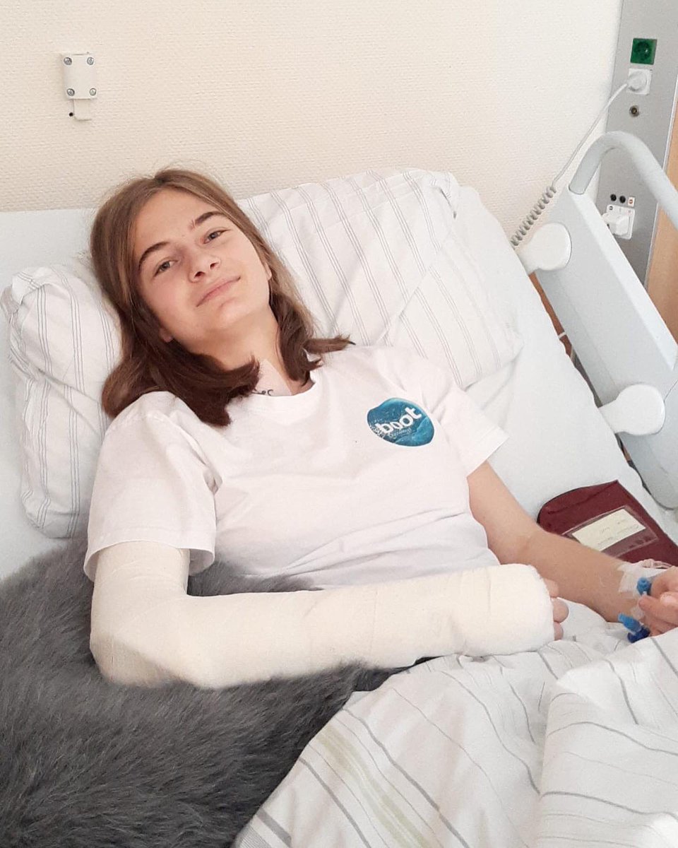 Hey Fußballfreunde,

ich hoffe euer Start ins neue Jahr verlief besser als bei mir. Leider habe ich mir den Arm gebrochen und musste operiert werden, deshalb werde ich erstmal eine Weile ausfallen. 
Mir geht es soweit gut.

Wir sehen uns auf dem Platz 🖤💛
<a href="/BVB/">Borussia Dortmund</a> <a href="/BVBfrauen09/">💛┊𝗕𝗩𝗕 𝗙𝗿𝗮𝘂𝗲𝗻.</a>