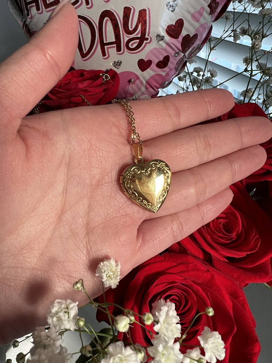 sylvia_m76's tweet photo. my boyfriend just got me the prettiest locket for Valentine’s Day <333333 https://t.co/lDWbxYLTNX