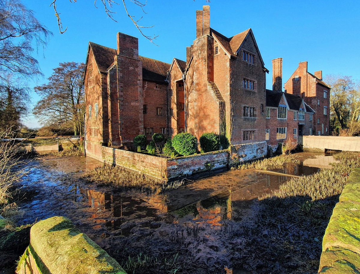 HallHarvington's tweet photo. It appears the wall of the moat wasn't always at a right angle 😃 An interesting find indeed! Unfortunately, due to the dredging in the 30s, it has mixed up the archeology. This means it was possible to find a Duracell battery and part of a medieval floor tile close by 😅 https://t.co/VaGBMKWFGV