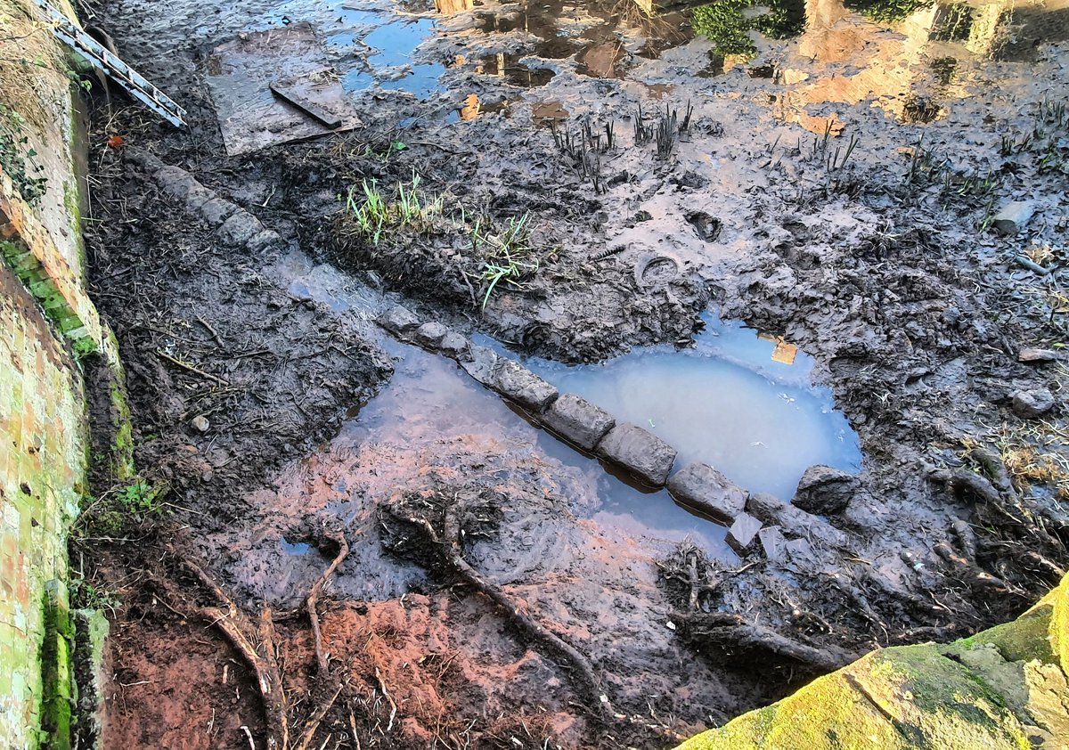 HallHarvington's tweet photo. It appears the wall of the moat wasn't always at a right angle 😃 An interesting find indeed! Unfortunately, due to the dredging in the 30s, it has mixed up the archeology. This means it was possible to find a Duracell battery and part of a medieval floor tile close by 😅 https://t.co/VaGBMKWFGV