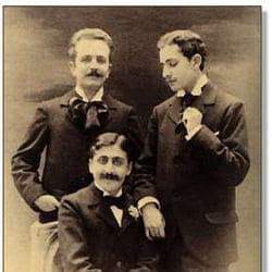 Avec Robert de Flers (gauche) et Lucien Daudet (droite), c. 1894.