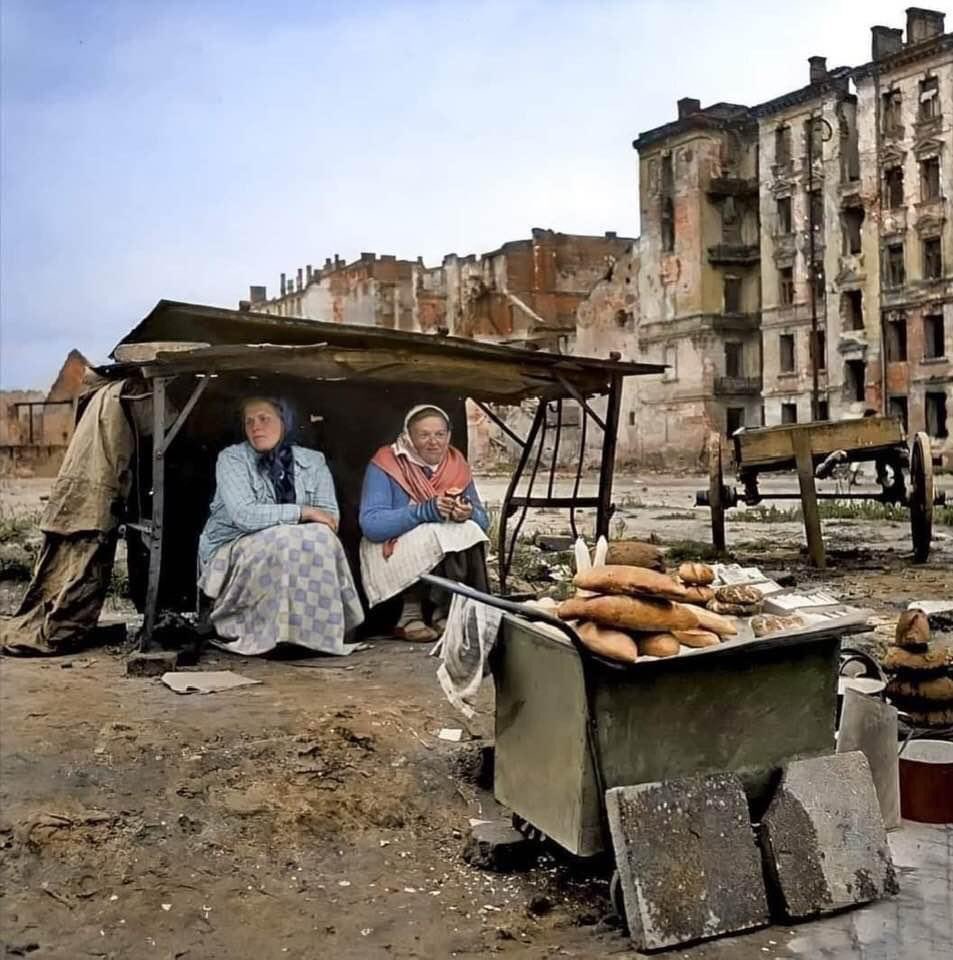 HitFirstBoxing's tweet photo. 1945 #WARSAW POST-WAR 1945. WOMEN SELLING BREAD ON MARSZAŁKOWSKA STREET… #REALTALK #ILOVEPOLAND https://t.co/sHmUTSVxWB