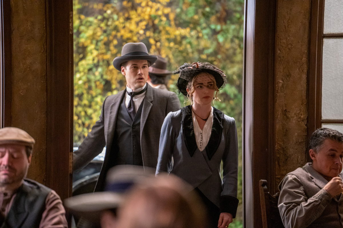 Легенды завтрашнего дня эсперанса. Найти завтрашнего дня. Рип хантер dc. Циско флеш 8 сезон. Джон константин легенды завтрашнего дня.