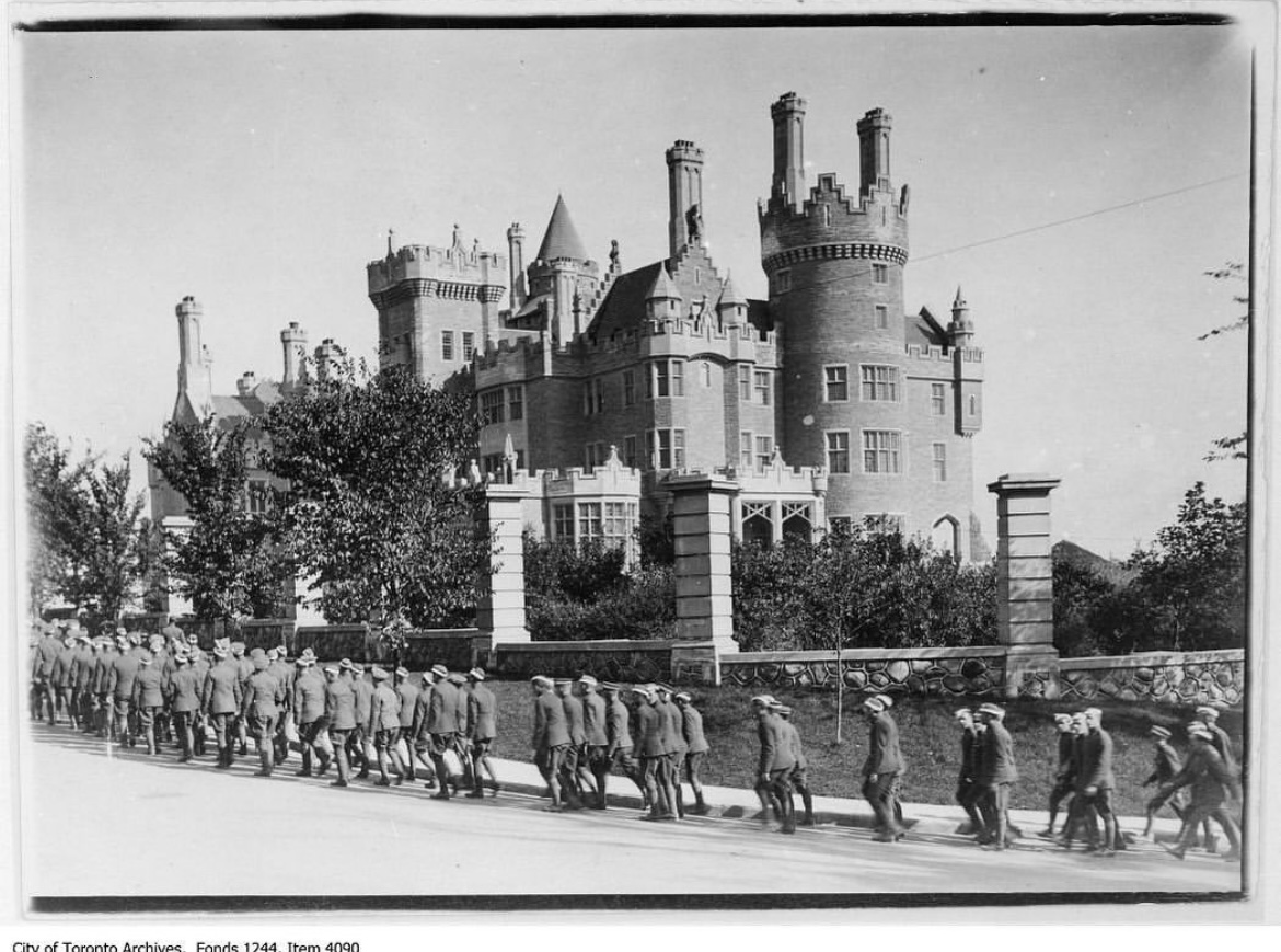 #TBT - A look back at Walmer Road in 1914 as soldiers march towards Casa Loma.
.
.
📸: @oldtoronto
#tourism #castle #casaloma #toronto #vintage #explorecanada #seetorontonow #history #views #castleviews #throwbackthursday #cityoftoronto #throwback #vintagephoto #vintage