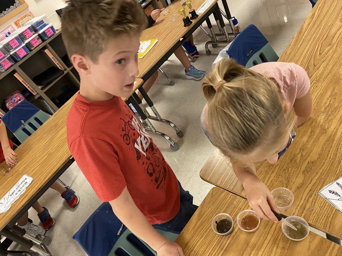 MrsSickelsClass's tweet photo. Second graders investigating different types of soil. What happens when you add drops of water? @MrsSickelsClass @OESCHIEFS @collierschools https://t.co/jMOYVRnFAN