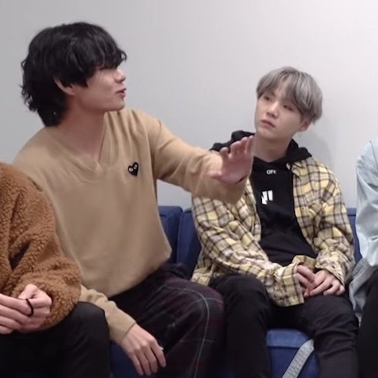 taevzaar's tweet photo. "taehyung me gustas pero le gustas más a yoongi" — un hilo https://t.co/Cz0oKXoVU7