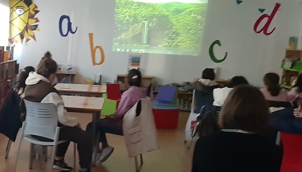 bibliotecaEPB's tweet photo. As bolboretas lectoras retoman a actividade con "A folla azul" de @_AndreaMaceiras. As bibliotecarias @anaperillana e @99lili presentaron o libro e regaláronlles un agasallo moi colorido. #clubsdelectura #bescolaresgalabertas #bescolaresgal https://t.co/uZbKwOUChr
