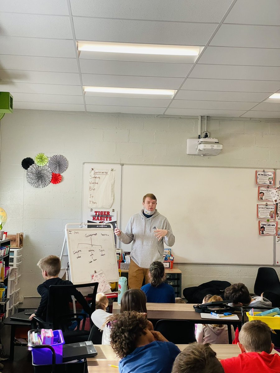 Political Science student from UMKC joined 3rd graders today to talk about the 3 branches of government. Kids had phenomenal questions and are excited to keep learning about it! #MrsObieGrade3 <a href="/amoran4/">Amy Moran</a> @oulmankayla <a href="/EllisElementary/">Ellis Elementary</a>