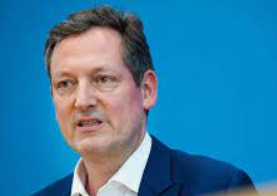 Impfluenzer Dr. Eckard von Hirschhausen betreibt die im Lockdown 2020 gegründete "Stiftung Gesunde Erde Gesunde Menschen gGmbH":
northdata.de/?id=6050832251
Letztes Jahr erhielt sie 1,4 Mio. Dollar von der Gates-Stiftung:
gatesfoundation.org/about/committe…
Perfekt geschmiert.