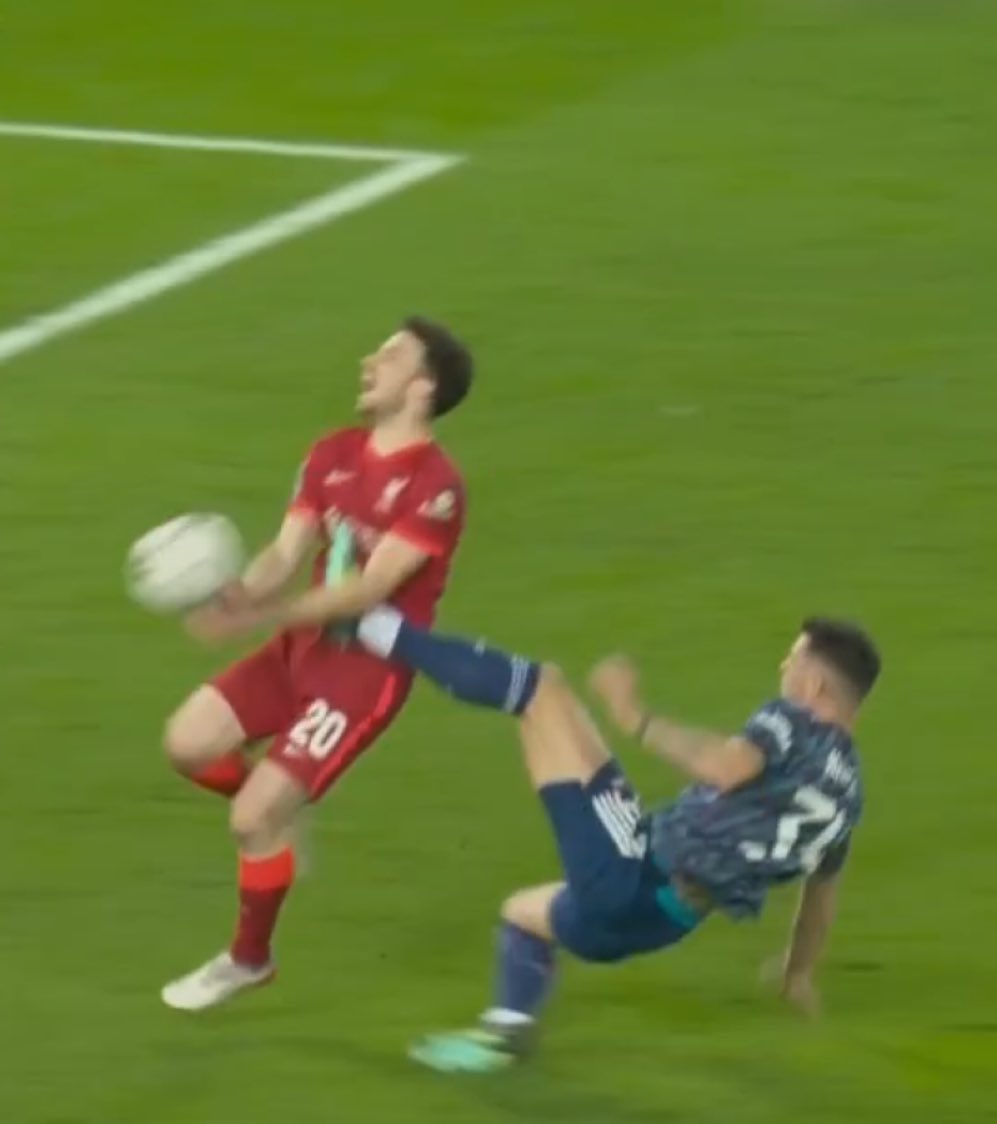 piersmorgan's tweet photo. Every time I start to warm to Xhaka, he does something to remind me he is an unreliable hot-headed d*ckhead. 🤬🤬 https://t.co/h8vjV4Nswi
