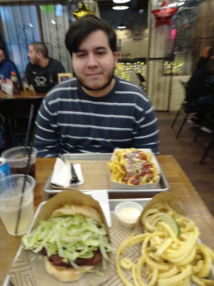 loscostilla's tweet photo. #fotocerda🐷 

Un costi llevando a su novia a comer para quitarle el antojo. 

Happy wife happy life ✌🏻 https://t.co/aZyIdfti7V