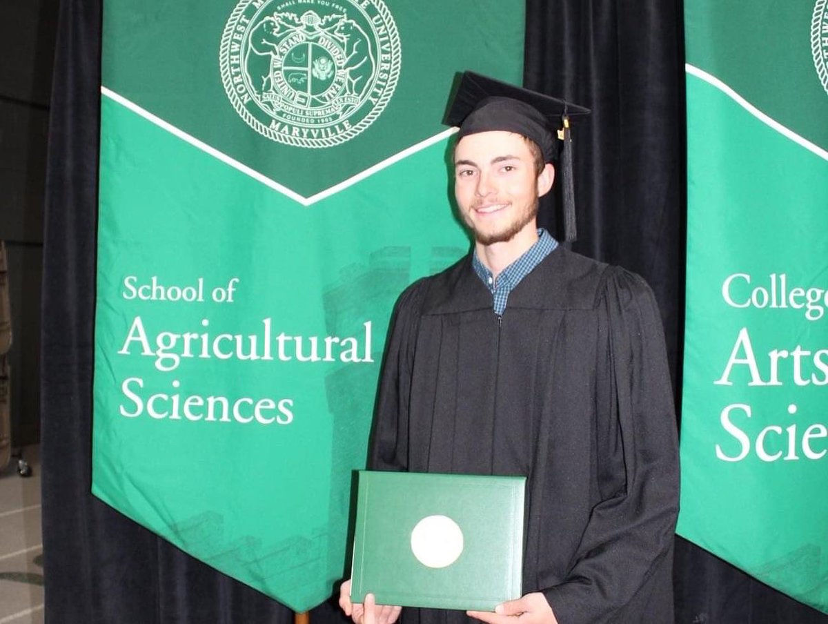 First week of classes in 2022 are almost over with but before we get started on another semester we’d like to congratulate two of our brothers who graduated this last fall. Thank you for all you’ve done gentlemen!