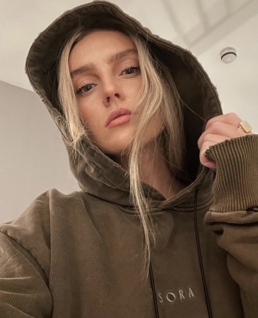 tracklist's tweet photo. A compositora Kamille afirmou que Perrie Edwards está em estúdio gravando uma música solo. 

Vale ressaltar que Kamille já foi compositora de algumas faixas do Little Mix. https://t.co/1dYwwfX7jQ