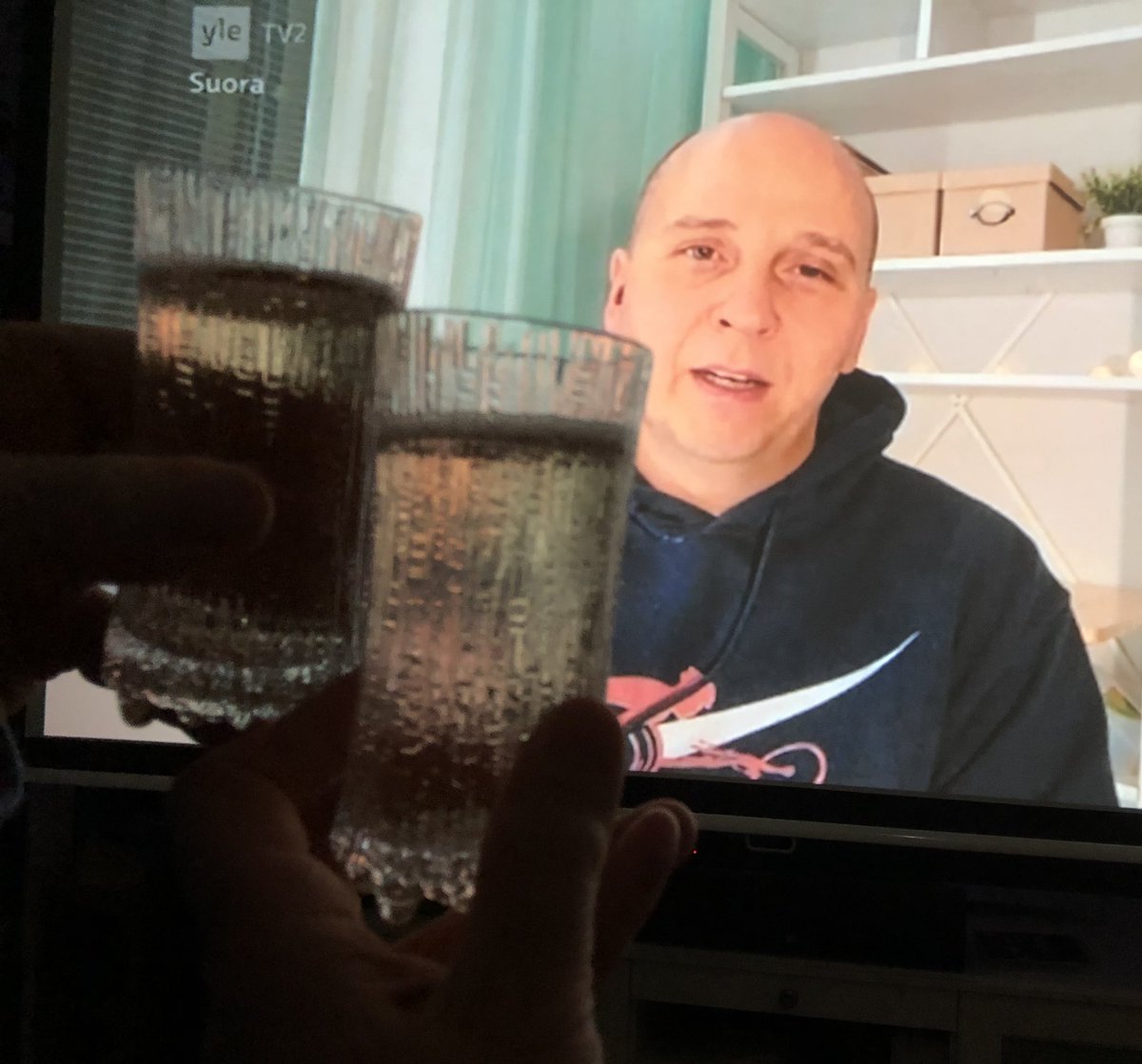 AnuStor's tweet photo. Ihanne-/normitilanteessa istuisin tänä iltana kutsuvieraana, onnesta soikeana, siippa vierelläni, Urheilugaalassa. Sen sijaan katson kyseistä tapahtumaa kotisohvalta, koska korona. Tunnelma kuitenkin kohdallaan. https://t.co/cC9NKk8YwM