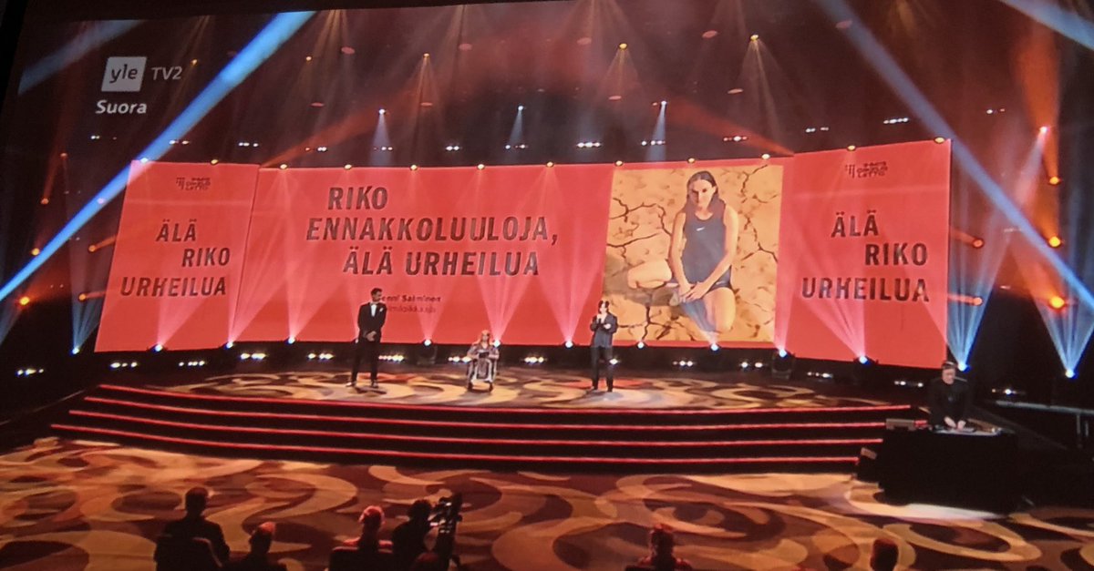 AnuStor's tweet photo. Ihanne-/normitilanteessa istuisin tänä iltana kutsuvieraana, onnesta soikeana, siippa vierelläni, Urheilugaalassa. Sen sijaan katson kyseistä tapahtumaa kotisohvalta, koska korona. Tunnelma kuitenkin kohdallaan. https://t.co/cC9NKk8YwM