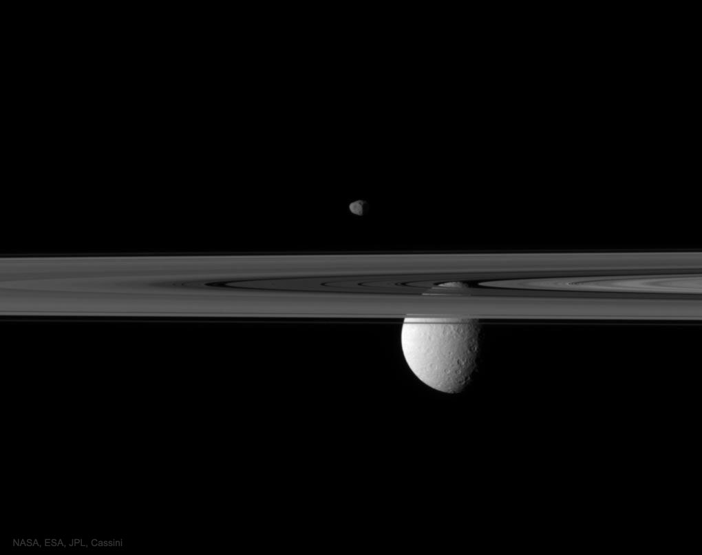 stefaniaconti's tweet photo. Lune oltre gli anelli a Saturno
Credits: #NASA , #ESA , #JPL , #Cassini #ImagingTeam https://t.co/5HlEAoSALc