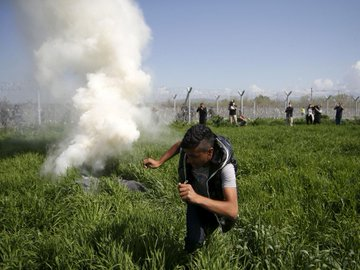 SRAntiFascism's tweet photo. @sr_anti #MacedonianPolice[#полицијата] Fired
#TearGas,#StunGrenades,#RubberBullets@ #RefugeeChildren[#YoungChildren],
#AsylumSeekers Incl. At
#MSF #MédecinsSansFrontières @MSF_Sea
Staff #TryingToHelp
At #GreekBorder[#Idomeni]
https://t.co/gdOZrtpSWB
#HungarianPolice #Stold #RefugeePhones https://t.co/a4LgqXhtvC