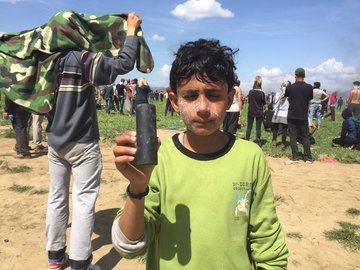 SRAntiFascism's tweet photo. @sr_anti #MacedonianPolice[#полицијата] Fired
#TearGas,#StunGrenades,#RubberBullets@ #RefugeeChildren[#YoungChildren],
#AsylumSeekers Incl. At
#MSF #MédecinsSansFrontières @MSF_Sea
Staff #TryingToHelp
At #GreekBorder[#Idomeni]
https://t.co/gdOZrtpSWB
#HungarianPolice #Stold #RefugeePhones https://t.co/a4LgqXhtvC