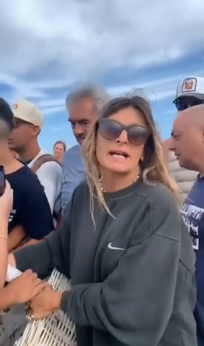 Sostuvo un canasto de churros mientras 3 inspectores hacían fuerza para quitárselo, empujó a dos policías para que dejen al churrero trabajar en paz y empezó a gritar COMPREMOS TODOS LOS CHURROS así la policía no se los confiscaba. Heroína, mujer y 100% argentina por?