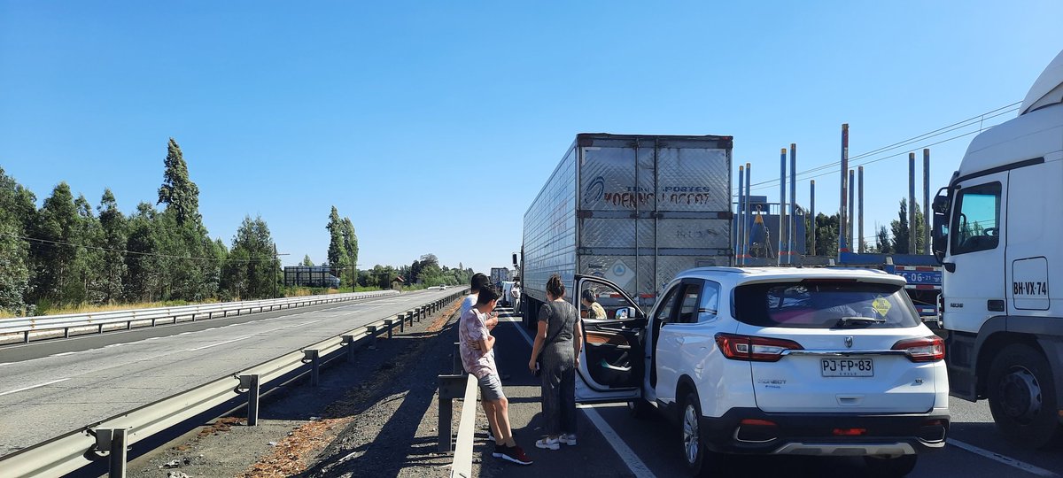 EvaJimenezU's tweet photo. Dicen que el accidente fue anoche y no han logrado despejar la carretera.  Un camión atravesado en la Ruta 5 Sur región de BioBio. Megataco. Ruta cortada ambos sentidos. https://t.co/qf0GzSwYAW