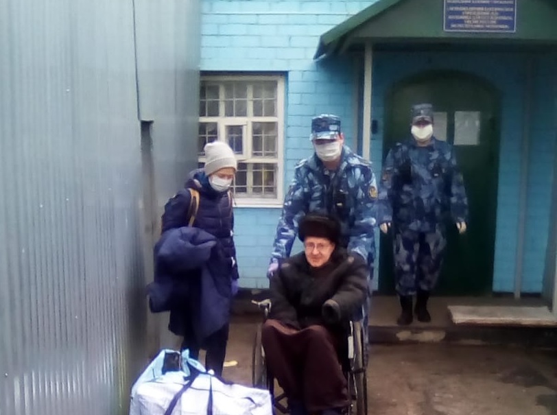 ABC_MOSCOW's tweet photo. Ilya Romanov is free from prison!: On Saturday 11th of April, relatives took Ilya Romanov, anarchist prisoner from LPU-21. Prosecutor did not appeal decision of the court of Zubovo-Polyanski of Republic of Mordovia, which has ordered to release Romanov… https://t.co/NdN1Fzd7Ti https://t.co/5PT1Y6kjIV