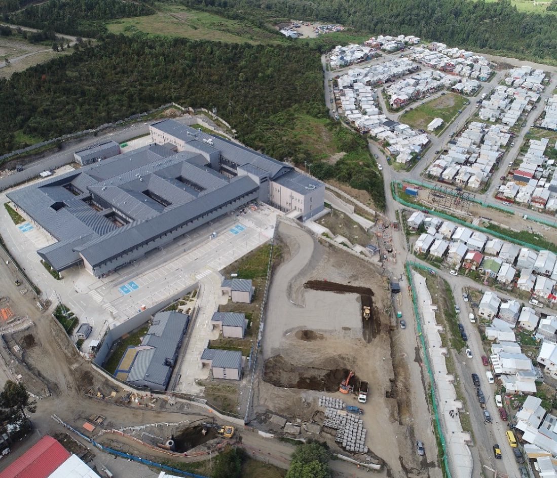 moploslagos's tweet photo. #MopLosLagos🦺🚧
#EquipoMOP visitan obra del #HospitalQuellon, con el fin de llevar a cabo las obras del #Helipuerto y dar continuidad a las #ObrasComplementarias en conjunto al @ServiuLosLagos y el #ServicioSaludChiloe 🏥
👉 Avance 92%.
#GobiernoDeChile #DaMOP #DapMOP https://t.co/lalNsOzV21