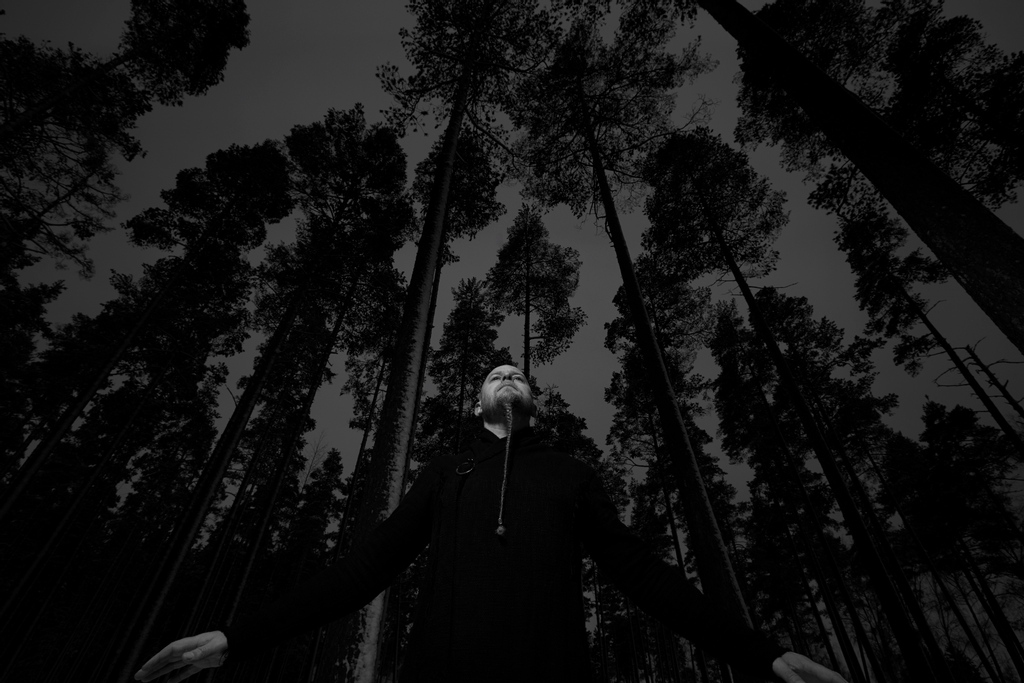 Ei stemme som ljomar stilt for ditt øyre
Ei stemme som kun ditt indre kan høyre
Stemma i treet

A voice resounding silent for the ear
A voice only your inside can hear
The voice in the tree