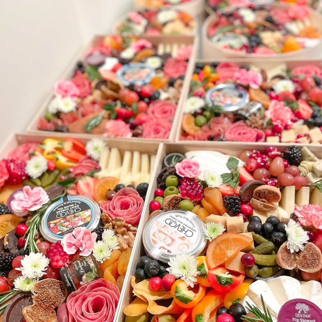 CHEVOOlife's tweet photo. Are you planning any upcoming charcuterie workshops? Send us a DM - we’d love to provide you with free CHEVOO to use at your next workshop event! 🧀✨

📸 Love this never-ending grazing table assembly line by @cheers_to_cheese! https://t.co/iGsDSuOXGd
